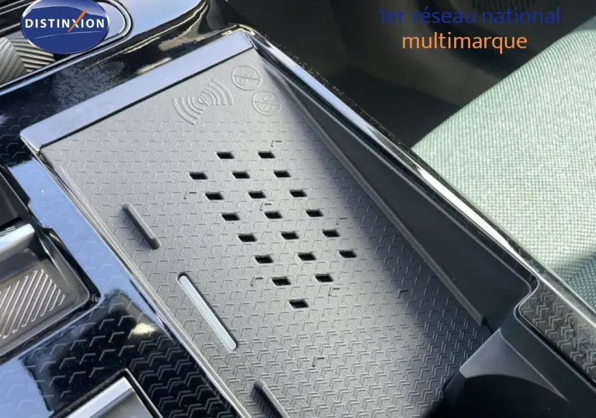 Gros plan sur le chargeur sans fil et la console centrale du Citroën C5 Aircross Hybrid, intérieur tissu vert Astoria.