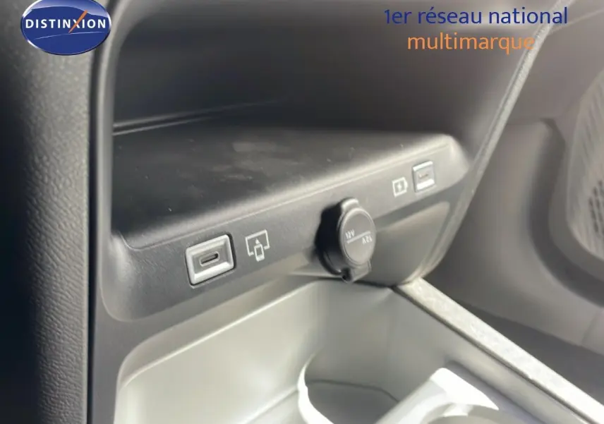 Prise USB et prise 12V en gros plan dans l’habitacle noir du Citroën C5 Aircross Hybrid.