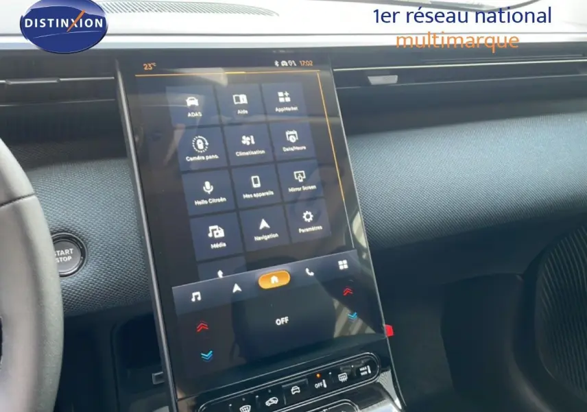 Vue intérieure centrée sur l'écran tactile vertical du tableau de bord du Citroën C5 Aircross Hybrid vert Astoria.