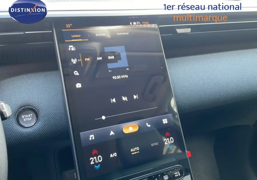 Intérieur de Citroën C5 Aircross Hybrid vert Astoria, vue sur l’écran tactile central et bouton Start/Stop.