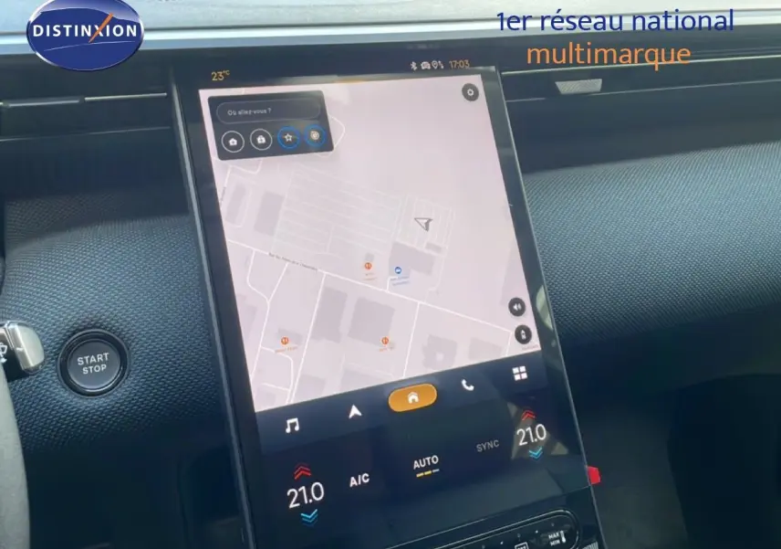 Vue intérieure centrée sur l'écran tactile vertical du tableau de bord du Citroën C5 Aircross Hybrid.
