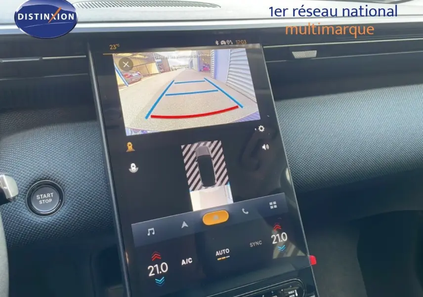 Écran central tactile du Citroën C5 Aircross Hybrid vert Astoria, affichant la caméra de recul et la climatisation à 21°C.