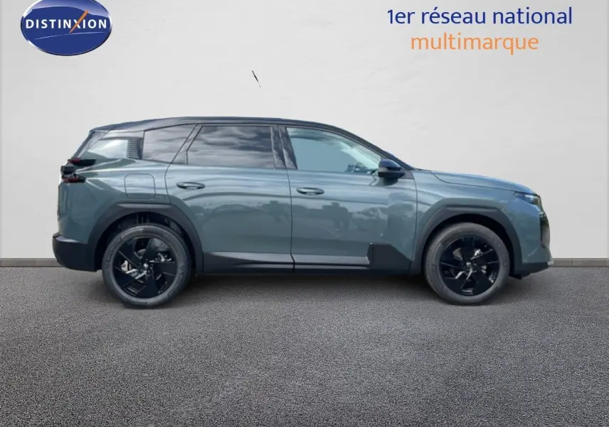 Profil droit d'un Citroën C5 Aircross Hybrid 145ch vert Astoria métallisé avec jantes noires et toit noir.