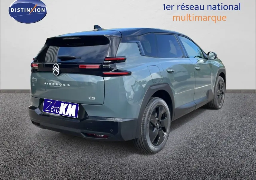 Vue 3/4 arrière droite d'un Citroën C5 Aircross Hybrid vert Astoria métallisé avec toit noir et jantes noires.