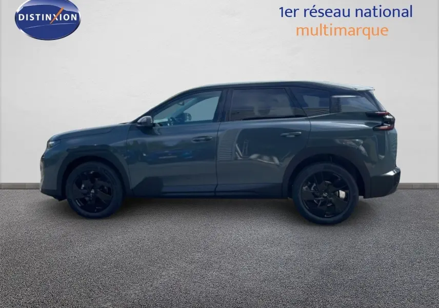 Vue de profil côté gauche du Citroën C5 Aircross Hybrid vert Astoria métallisé avec jantes noires et vitres teintées.
