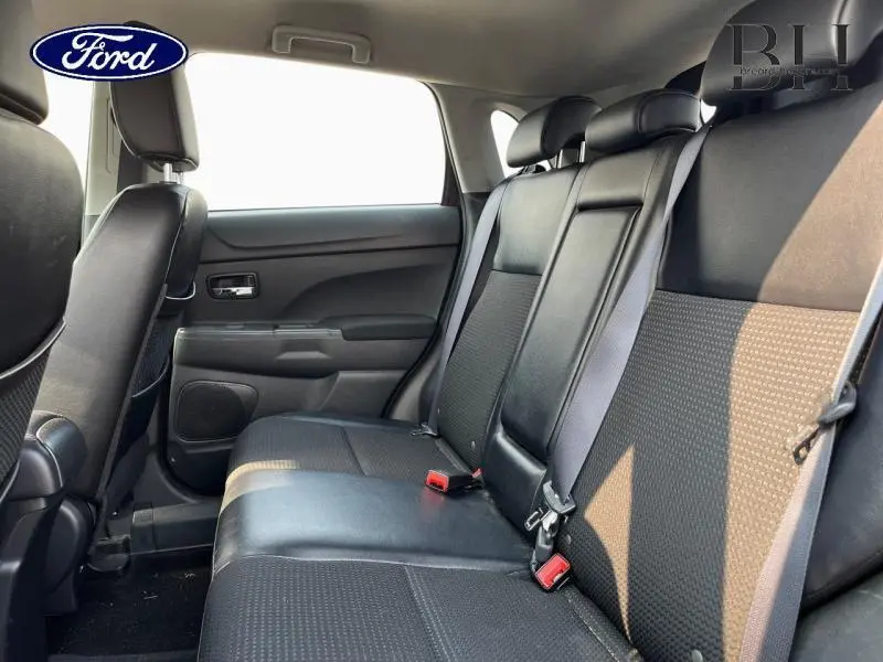 Vue intérieure de la banquette arrière noire en cuir et tissu du Citroën C4 Aircross 2016 côté droit.