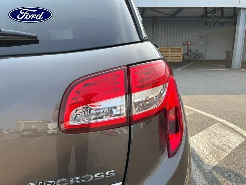 Gros plan sur le feu arrière droit d’un Citroën C4 Aircross brun Mangaro, avec logo et partie de la malle arrière visible.