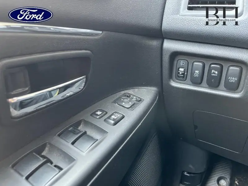 Détail des commandes côté gauche intérieur d'un Citroën C4 Aircross 2016 brun Mangaro avec boutons de réglage et verrouillage.