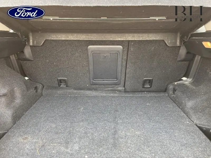 Coffre spacieux vu de l'intérieur d'un Citroën C4 Aircross 2016 brun Mangaro avec trappe à skis centrale.