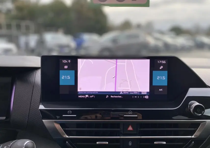 Écran tactile central affichant la navigation et la climatisation dans le tableau de bord d'une Citroën C4 2021.