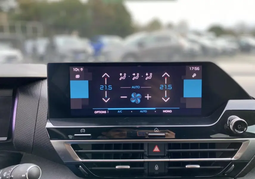 Écran tactile central de la Citroën C4 2021 affichant la climatisation automatique bi-zone.