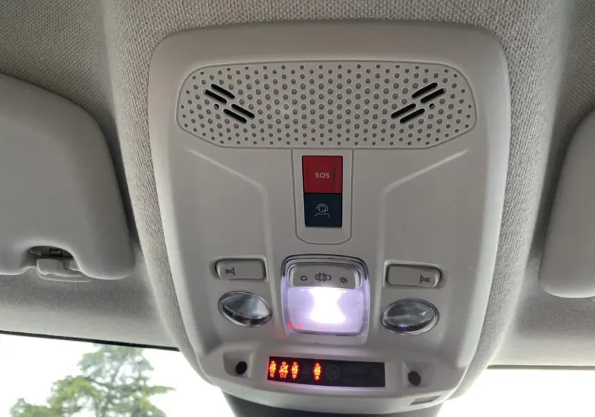 Plafonnier intérieur avec commandes d'éclairage et bouton SOS dans une Citroën C4 Bleu Iceland vue de dessous