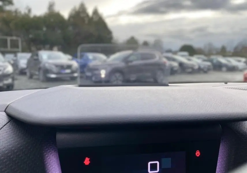 Affichage tête haute en couleur du combiné numérique d'une Citroën C4 bleu Iceland, vue depuis l'habitacle.