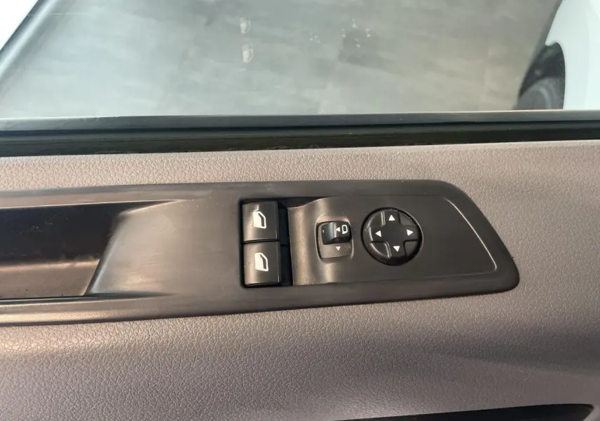 Commande des vitres et rétroviseurs sur la portière côté gauche d’un Opel Vivaro blanc 2021.