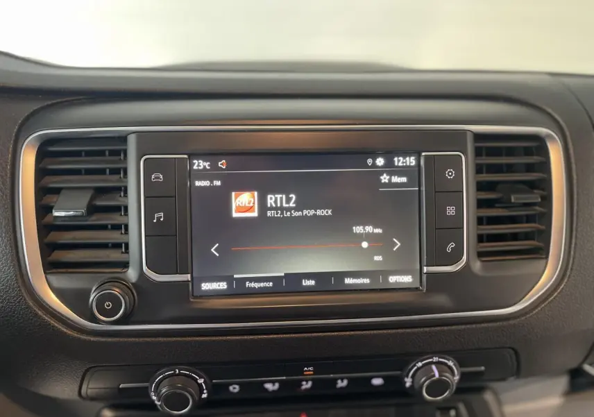 Tableau de bord noir de l'Opel Vivaro 2021 avec écran tactile radio affichant la station RTL2 à 12:15