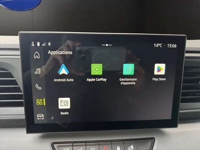 Écran tactile central du tableau de bord du Renault Master blanc 2025 affichant les applications Android Auto, Apple CarPlay et Play Store.