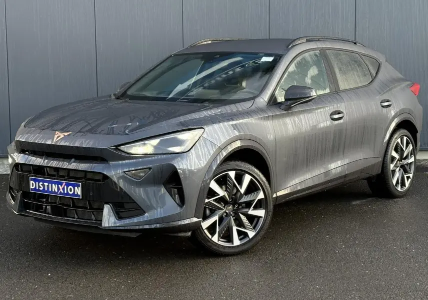 Vue 3/4 avant d'une CUPRA Formentor blanche avec jantes alliage noires et calandre marquée au logo CUPRA.