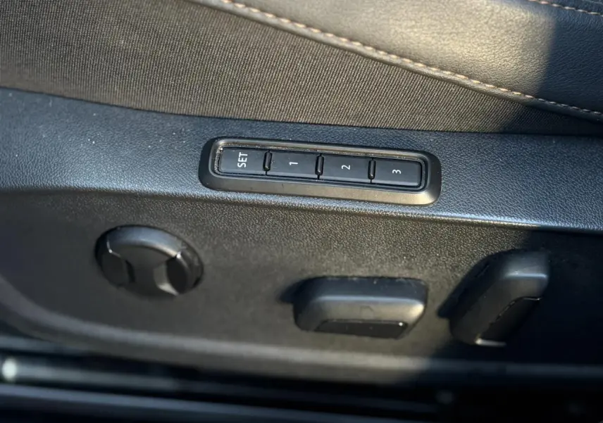 Tableau de bord numérique du CUPRA Formentor gris, affichant le compteur central et les informations de conduite.