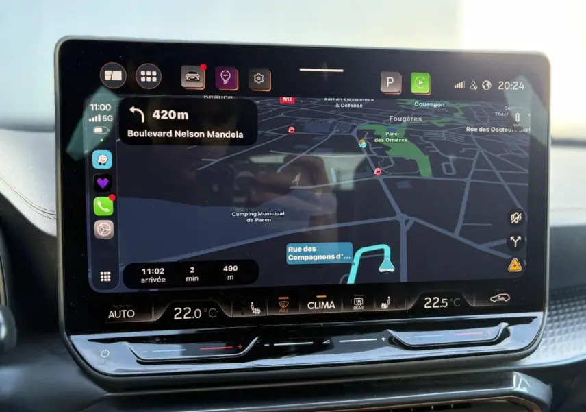 Écran tactile central du tableau de bord du CUPRA Formentor gris, affichant la caméra de recul et les réglages de climatisation.