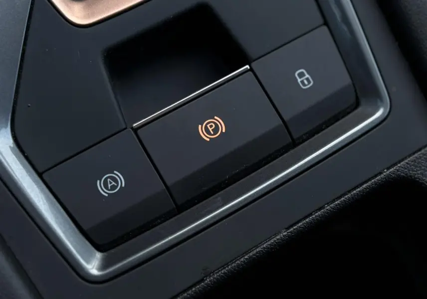 Gros plan sur la console centrale du CUPRA Formentor gris, mettant en valeur le sélecteur de boîte automatique DSG7.