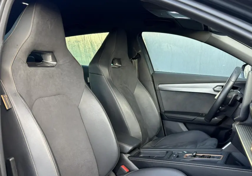 Gros plan sur la jante alliage 19'' Sandstorm côté avant droit du CUPRA Formentor gris magnétique.