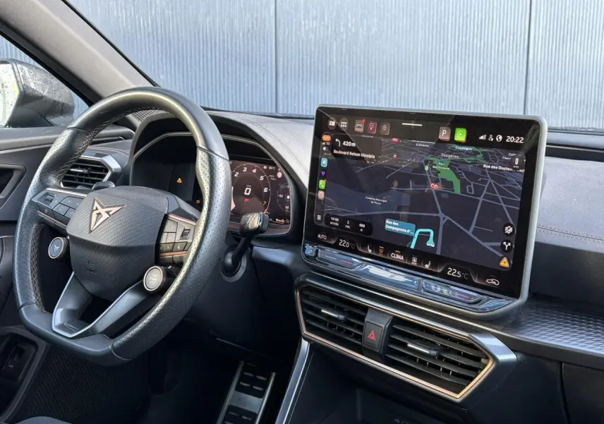 Intérieur avant du CUPRA Formentor 2025, sièges baquets suédine noir asphalte et volant Supersports en cuir.