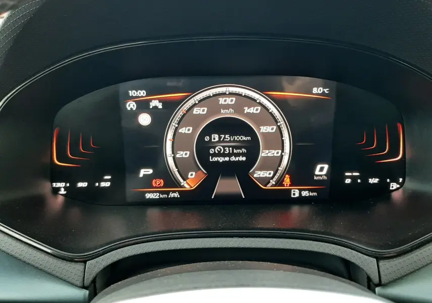 Vue rapprochée du tableau de bord numérique du SEAT Arona 2025, affichage clair avec compteurs et informations de conduite.