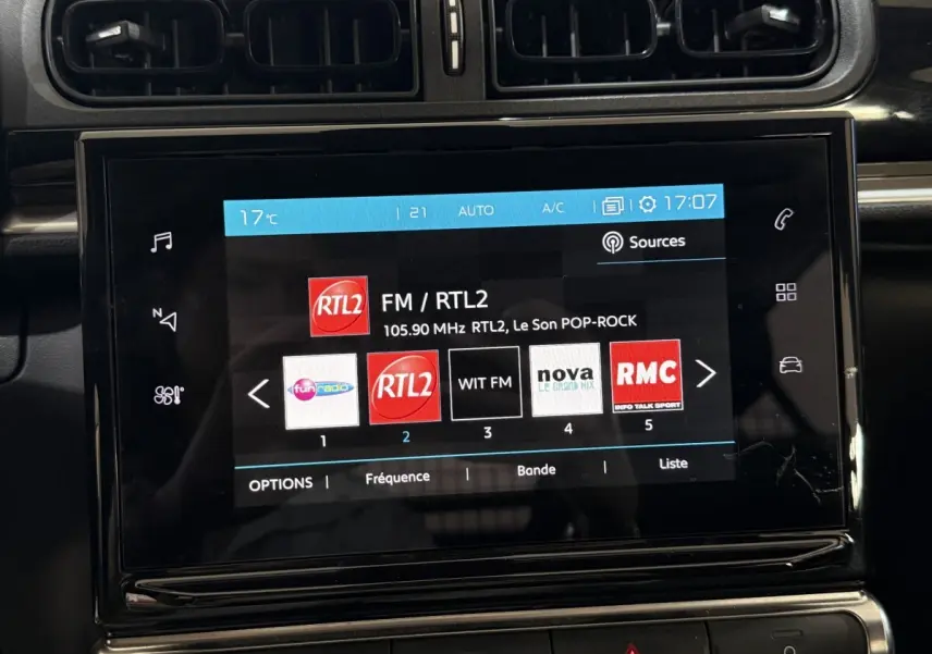 Écran tactile central de la Citroën C3 blanche de 2021 affichant la radio FM RTL2 à 17h07, vue de face rapprochée.