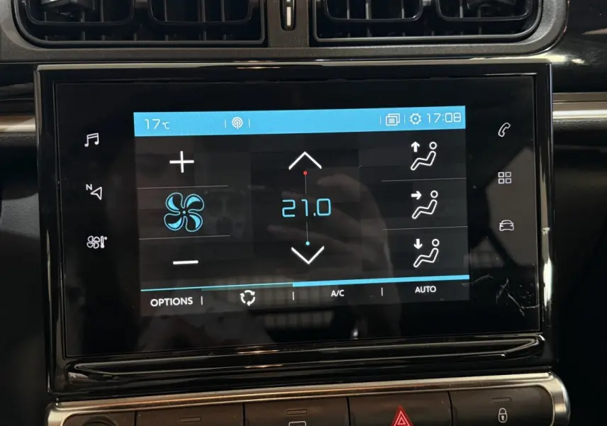 Écran tactile central de la Citroën C3 blanche 2021 affichant la climatisation à 21°C, vue rapprochée intérieure.
