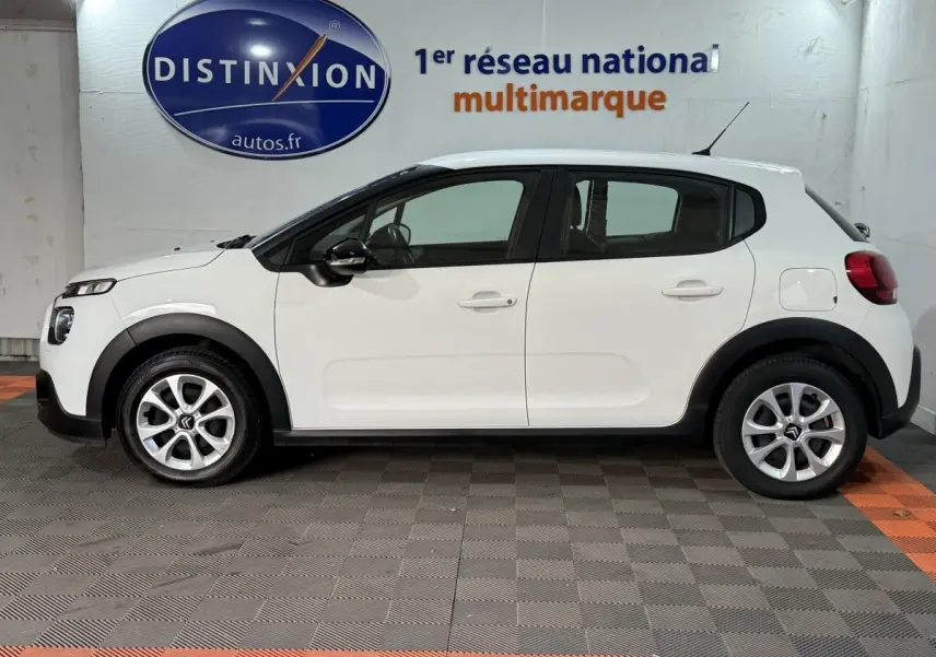 Profil droit d'une Citroën C3 blanche 2021 avec protections noires et jantes alliage en concession.