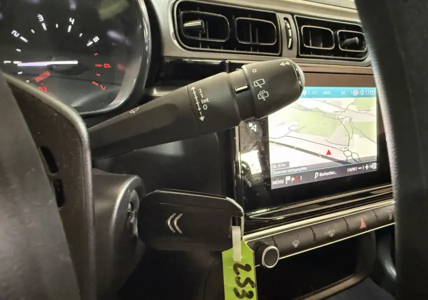 Vue intérieure du tableau de bord de la Citroën C3 blanche de 2021, avec écran tactile de navigation et commandes au volant.