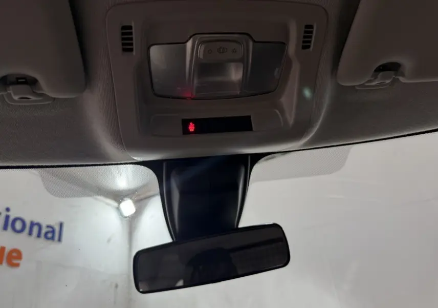 Vue intérieure du plafonnier et du rétroviseur central d'une Citroën C3 blanche, version 2021.