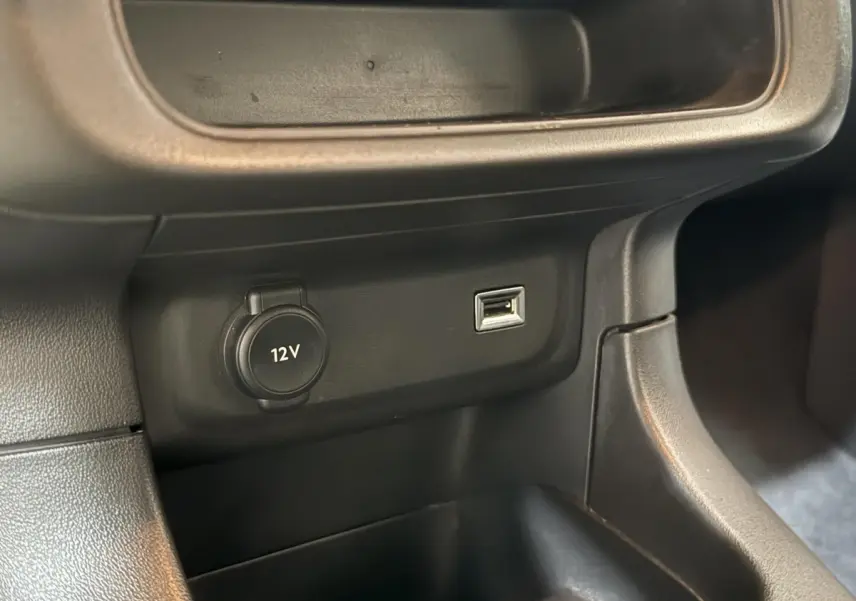 Prise 12V et port USB avant dans l'habitacle noir de la Citroën C3 PureTech 83 S&S BVM Feel Nav 2021.
