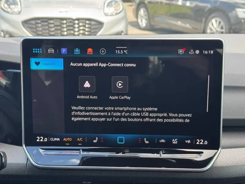 Écran tactile central de la Volkswagen Golf 1.5 eTSI R-Line 2026 avec affichage App-Connect, vue intérieure frontale.