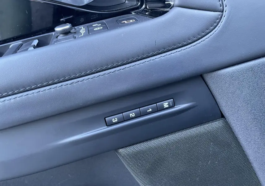 Détail côté gauche de la porte intérieure cuir gris du Range Rover Evoque 2019 avec commandes mémoire des sièges.