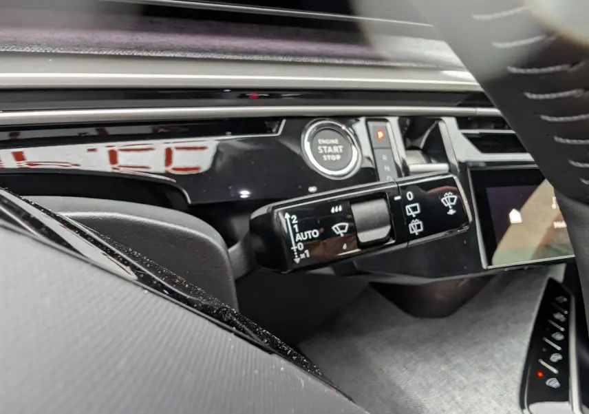 Gros plan sur la commande d’essuie-glace et bouton start du tableau de bord noir laqué du Peugeot 5008 Gris Artense.