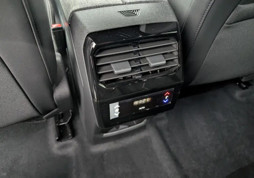 Gros plan sur la console arrière avec bouches d’aération et commandes climatisation digitale du Peugeot 5008 gris Artense.