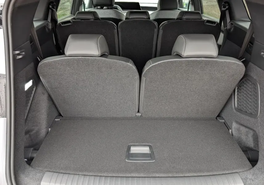 Coffre arrière du Peugeot 5008 gris Artense, vue intérieure montrant la banquette 3e rangée relevée et le plancher plat.