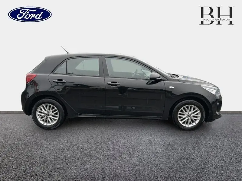 Profil droit d'une KIA Rio noire Ebène de 2018, compacte avec jantes alliage et lignes épurées.