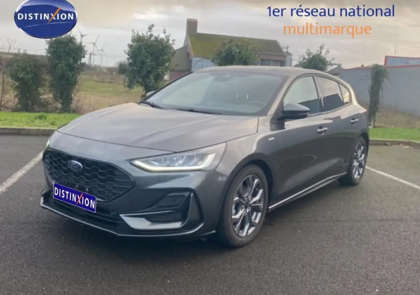 Ford Focus 1.5 EcoBlue gris foncé vue 3/4 avant droit, jantes alliage 17 pouces et phares LED allumés.