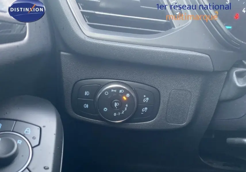 Gros plan sur le panneau de commande des phares et rétroviseurs intérieurs du Ford Focus gris foncé 2024.