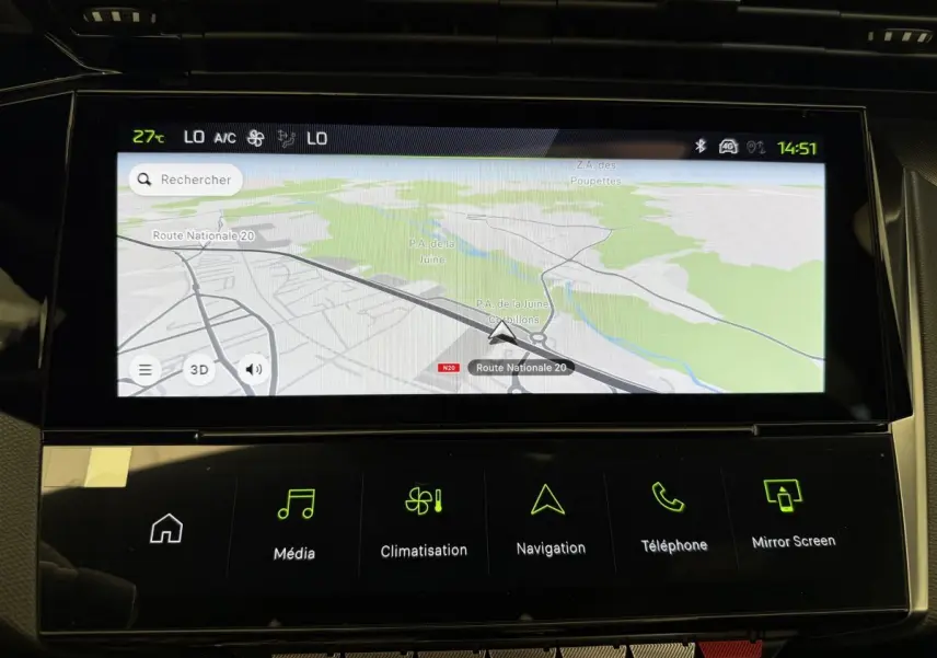 Écran tactile central du tableau de bord du Peugeot 308 Hybrid 136 e-DCS6 GT affichant la navigation en couleur.