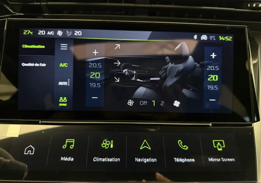 Écran tactile central de la Peugeot 308 Hybrid 136 e-DCS6 GT 2024 affichant le réglage de la climatisation.