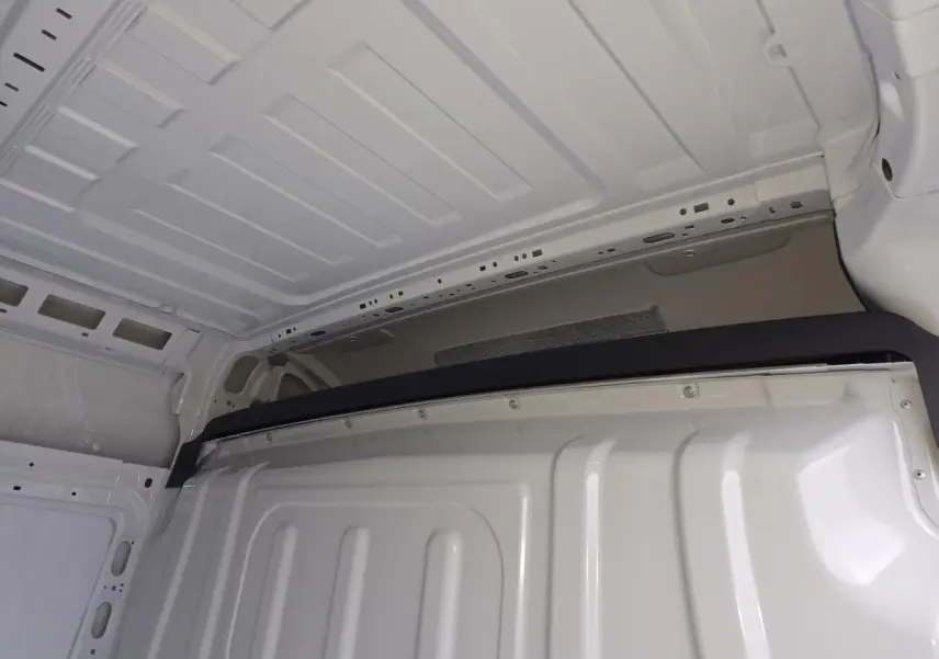 Vue intérieure du plafond et cloison tôlée blanche du Peugeot Boxer Fourgon 2025, soulignant l'espace de chargement.