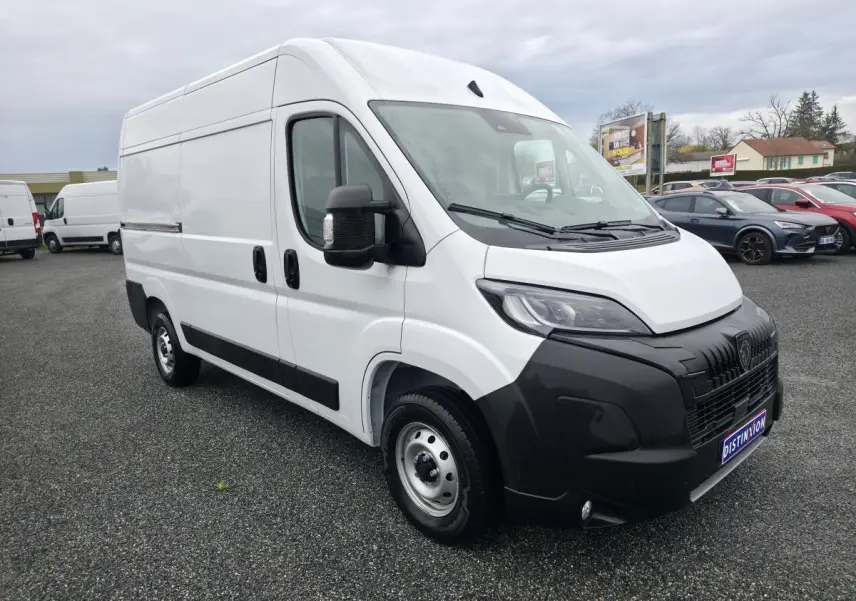 PEUGEOT Boxer Fourgon blanc en 3/4 avant droit, avec pare-chocs noir et porte latérale coulissante.