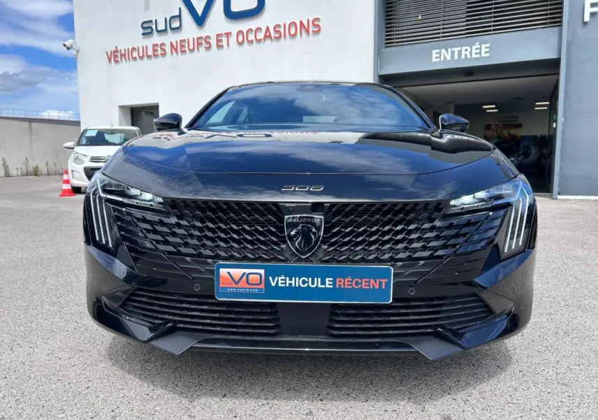 Vue frontale d'une Peugeot 508 Hybrid 225 e-EAT8 Allure noire, avec calandre noire et phares LED distinctifs.