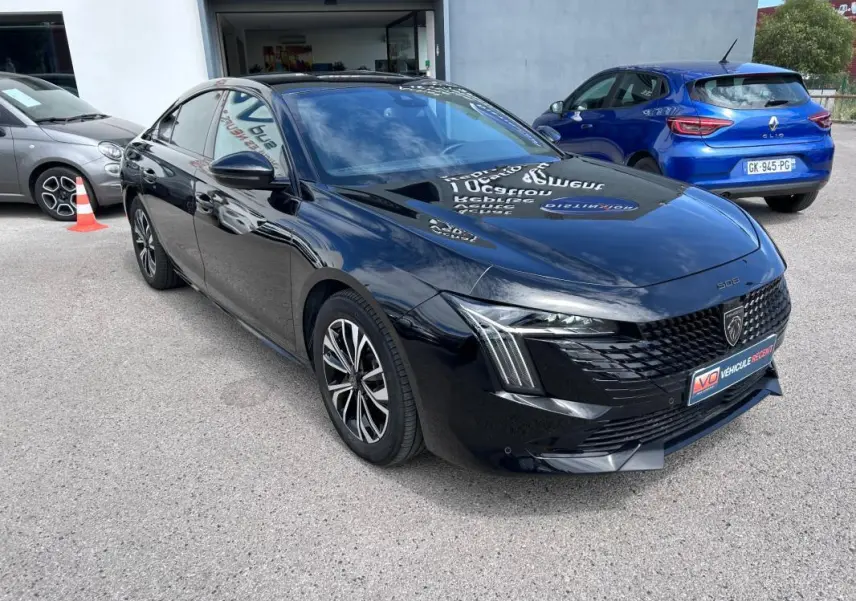 Peugeot 508 Hybrid noir vue 3/4 avant droit, jantes alliage 17 pouces et calandre distinctive brillante.
