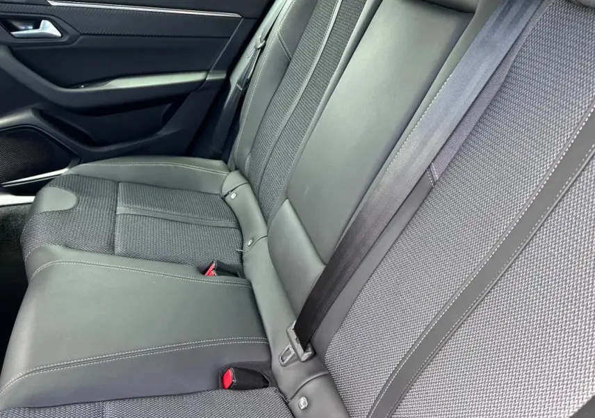 Vue rapprochée des sièges arrière en tissu et cuir gris foncé de la Peugeot 508 Hybrid 225 e-EAT8 Allure 2024.