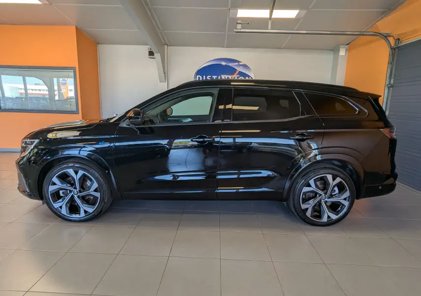 Vue latérale droite du Renault Espace VI E-Tech Full Hybrid 200 Esprit Alpine noir étoile avec jantes alliage 20 pouces Daytona.