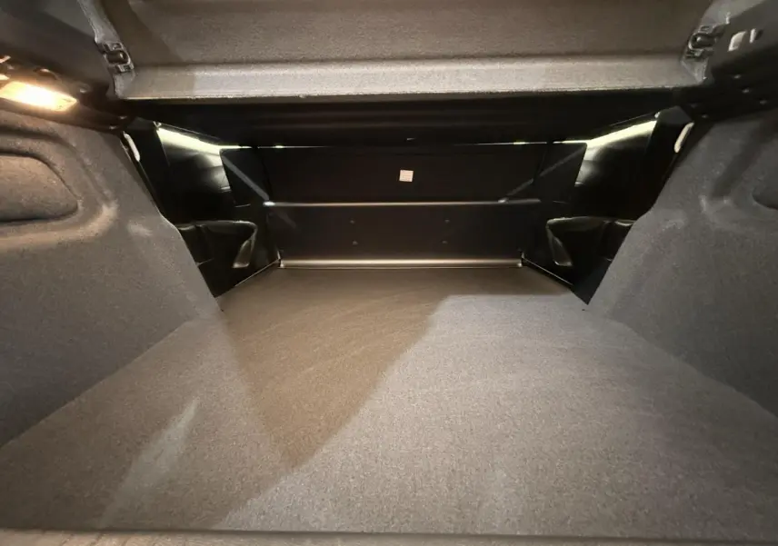 Vue intérieure du coffre spacieux et bien éclairé de la Peugeot 208 blanche 2025, version Active Business.